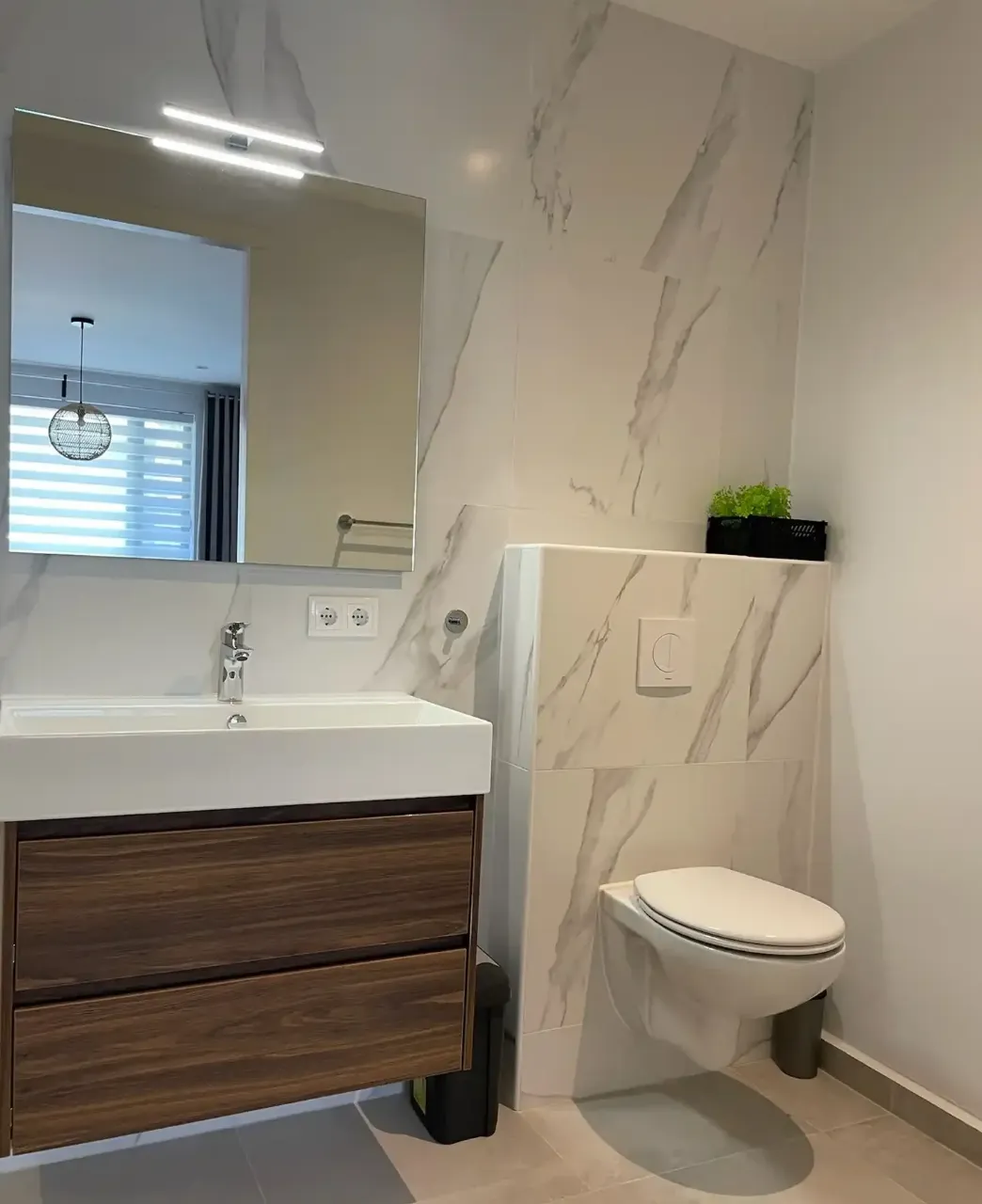 Badkamer met regendouche