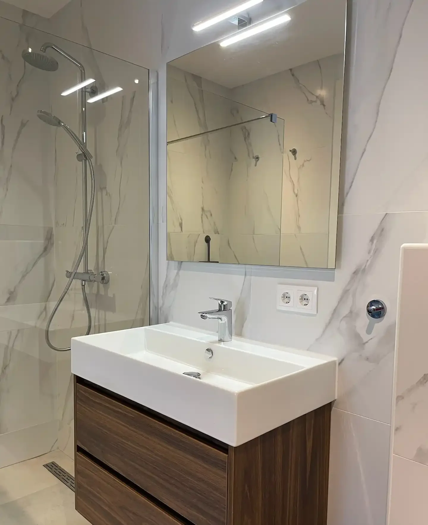 Regendouche van de master-badkamer