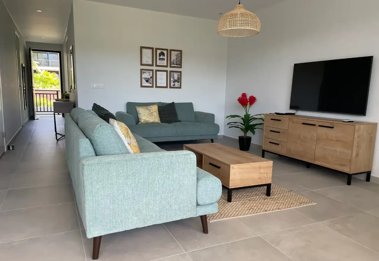 Lichte woonkamer van het appartement