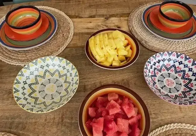 Gedekte eettafel op het terras