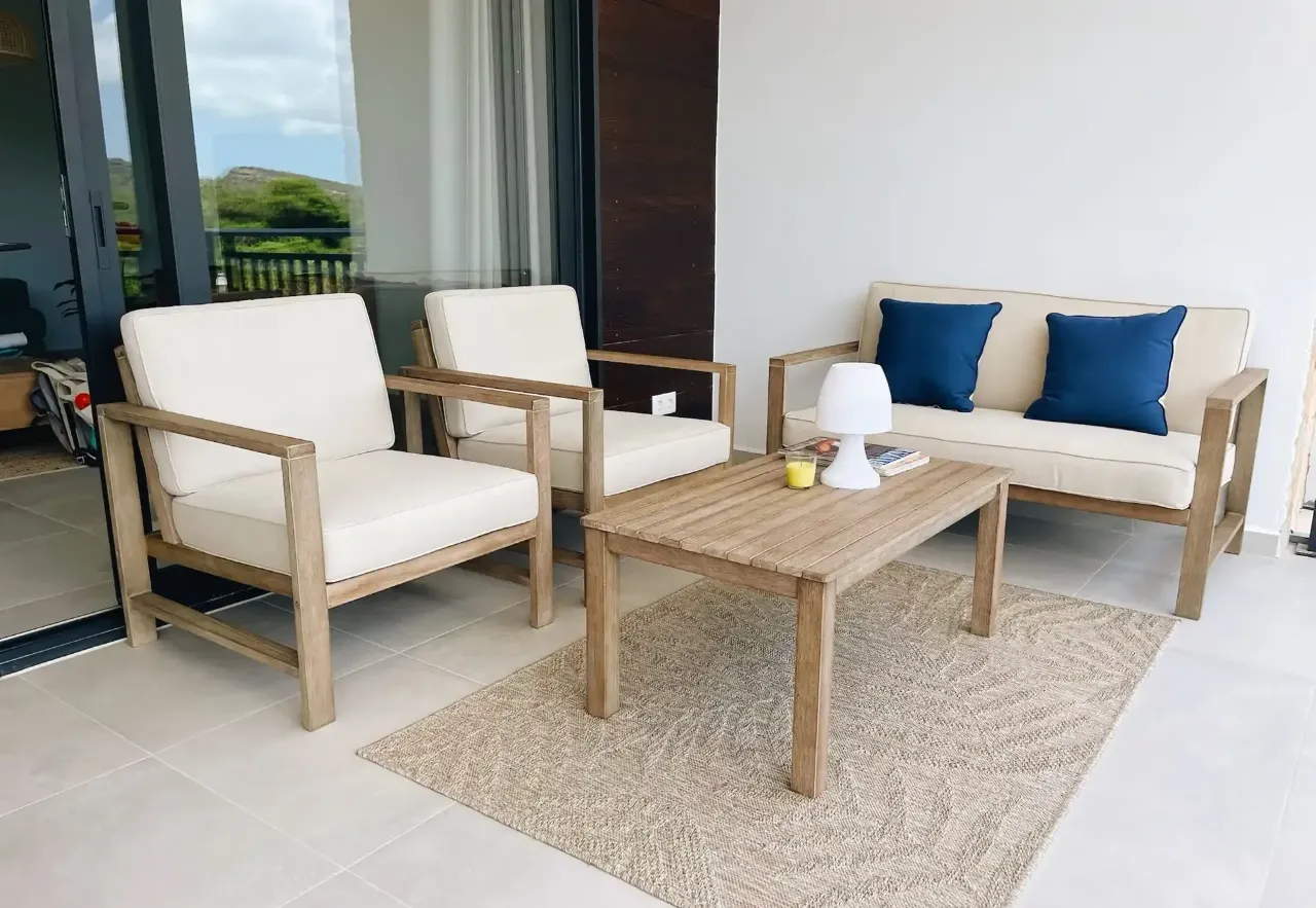 Loungeset met uitzicht op de tuin