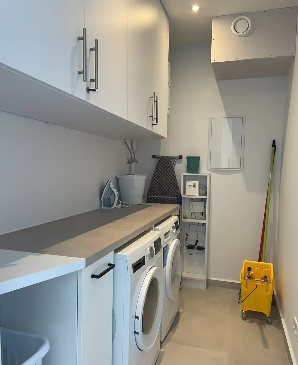 Bijkeuken met wasmachine en droger